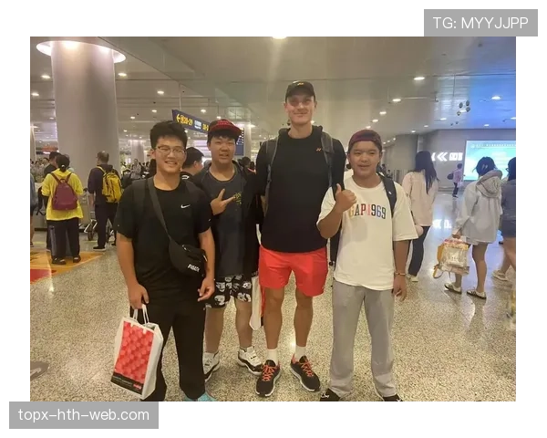 安赛龙走机场那一身行头，把我每月工资当零钱包